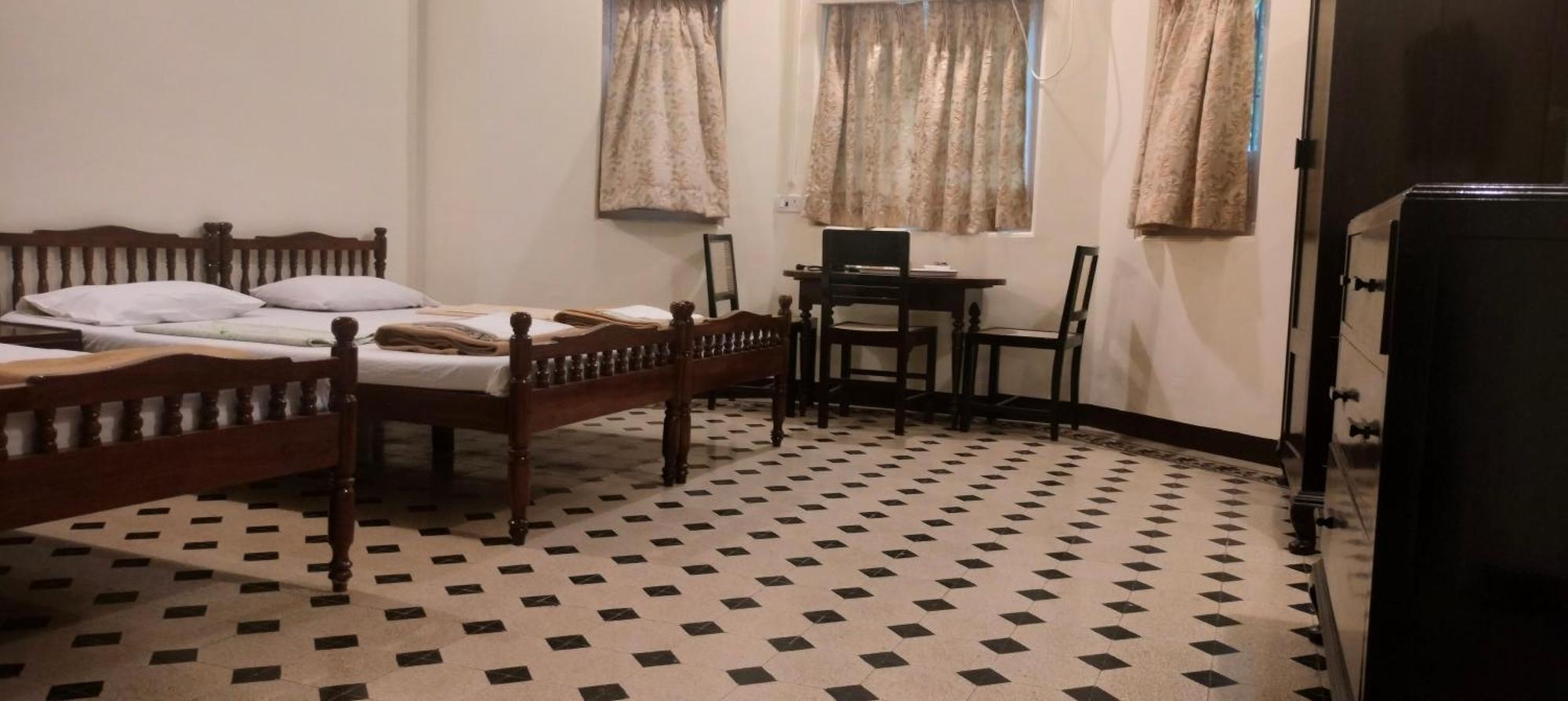 Bentleys Hotel Мумбаї Екстер'єр фото